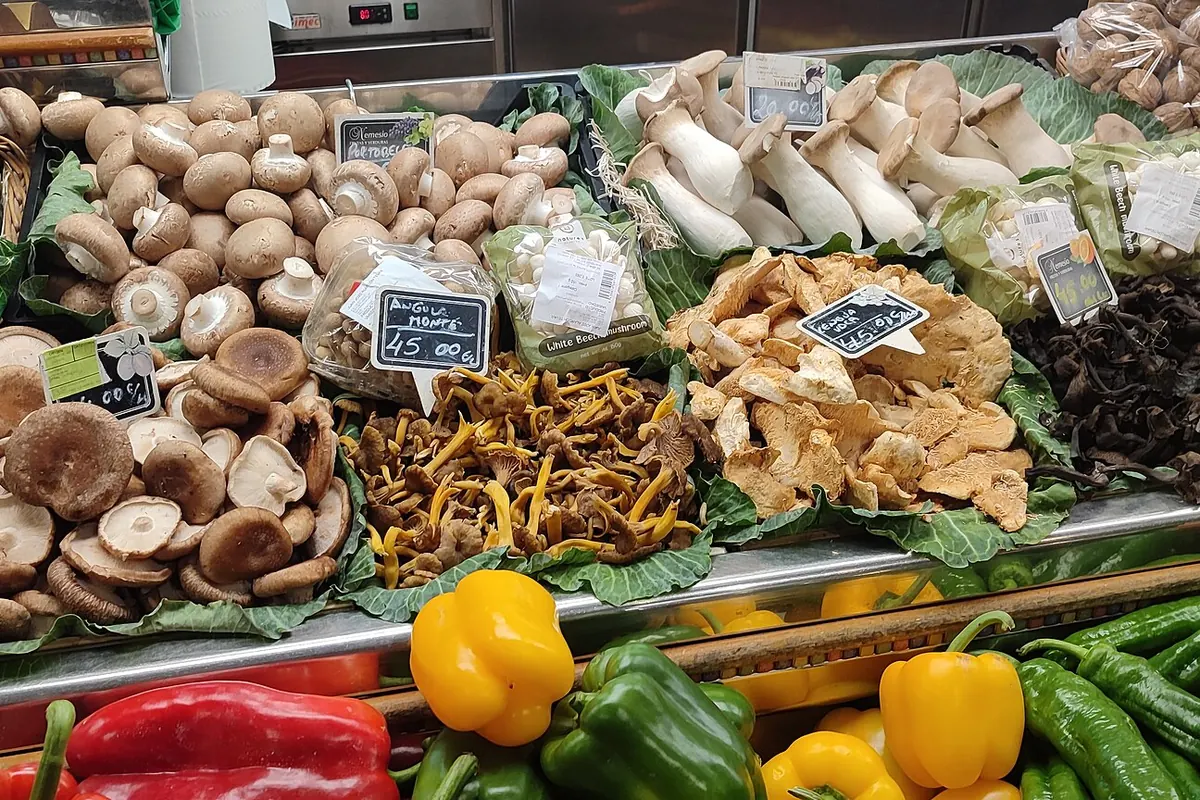 Puesto de setas y pimientos en el Mercado Central de Alicante